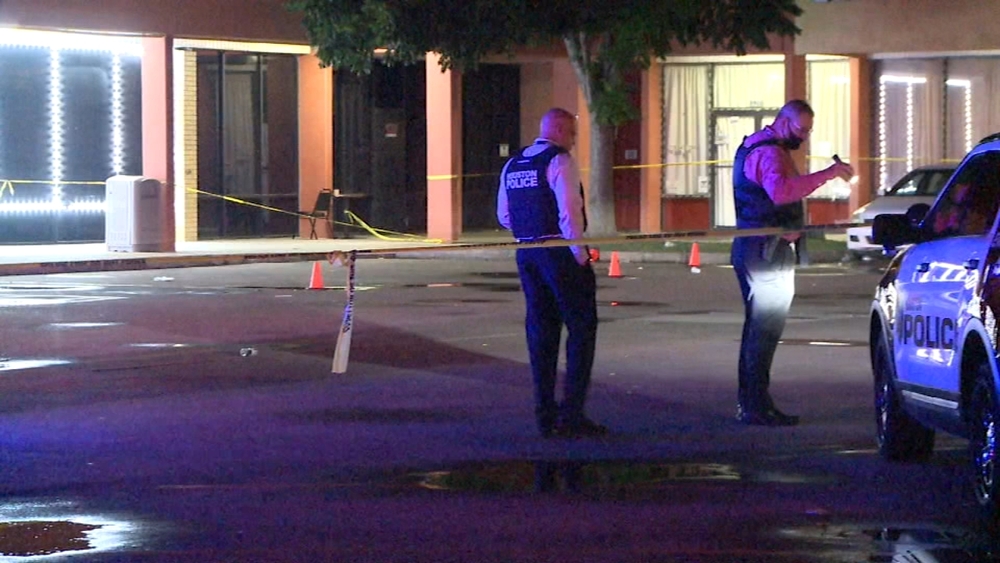 Gunfight ends with 3 people shot outside Houston bar