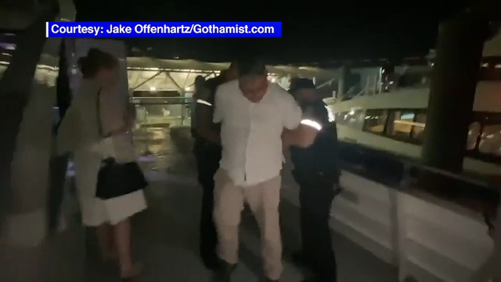 Couple taken off ferry by police after refusing to wear masks