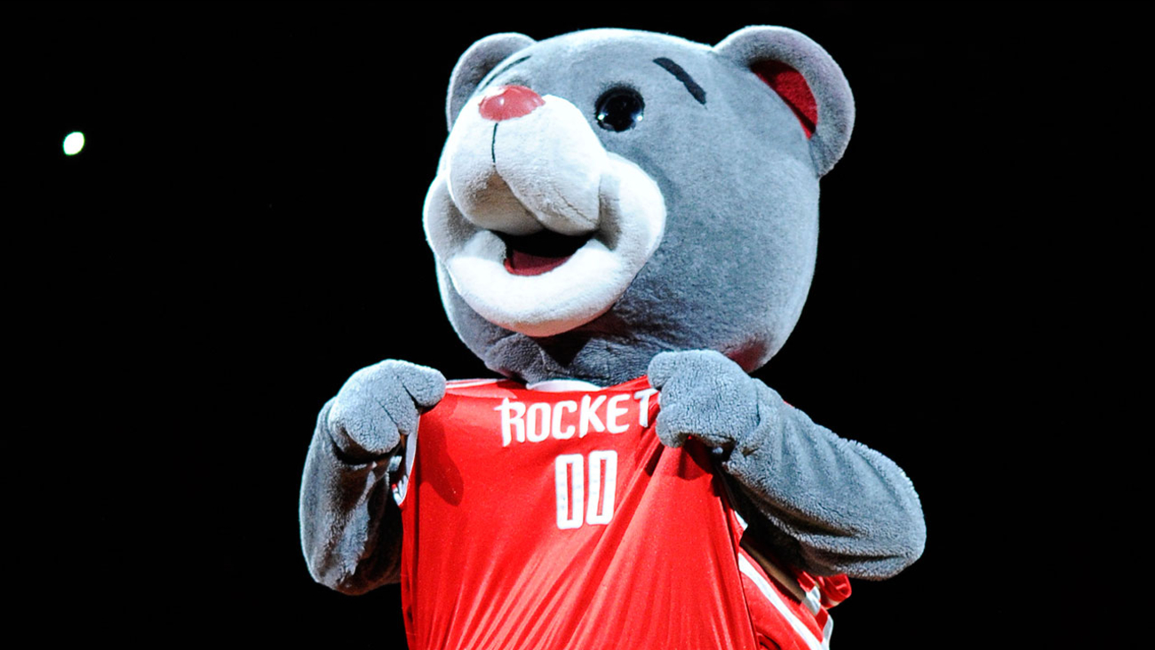 VIDEO Rockets' Clutch the Bear slams cake in Spurs fan's face ABC13 Houston