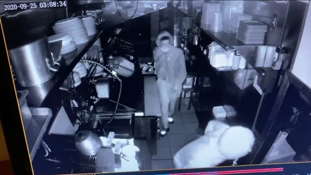 Burglars caught on camera at tavern in Queens