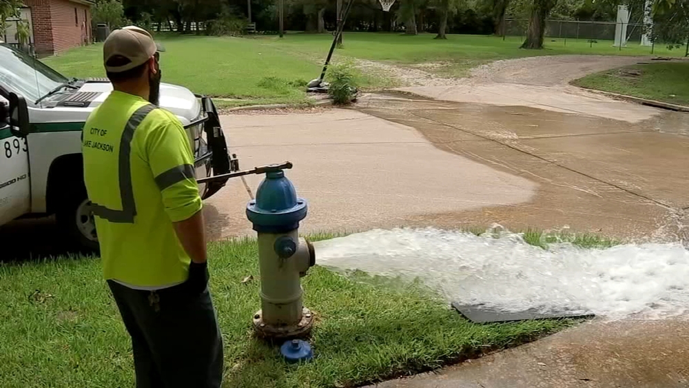 Lake Jackson is flushing its water system and replacing with free chlorine water