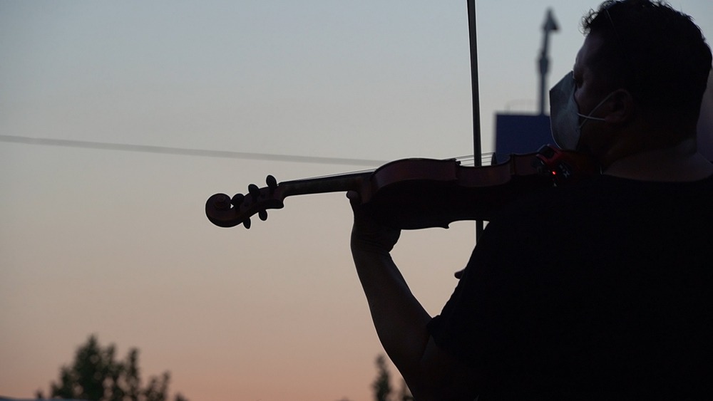 Violinist performs at taco trucks to raise money for kids