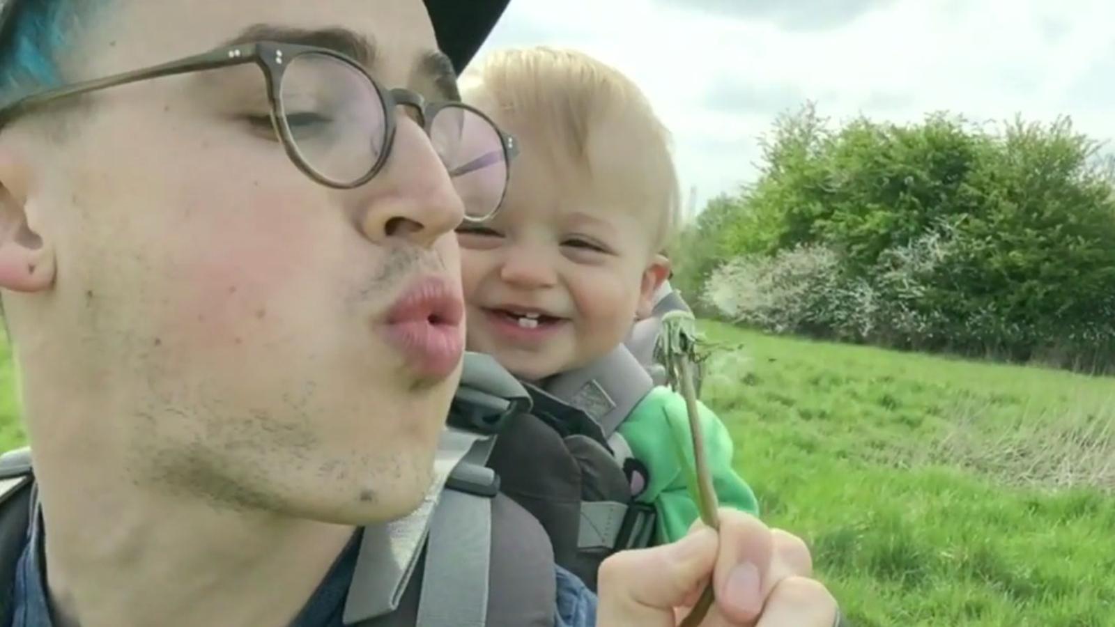 VIDEO: Toddler's giggle fit over dandelions is unbelievably adorable - ABC7 Los Angeles