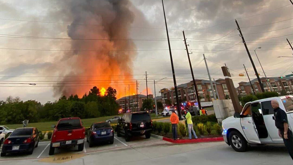 Skeye flies over massive apartment construction fire