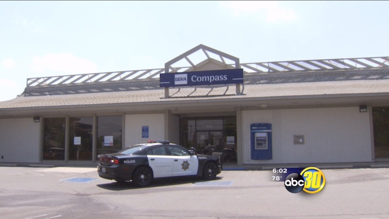 Police seek 2 suspects following Northwest Fresno bank robbery