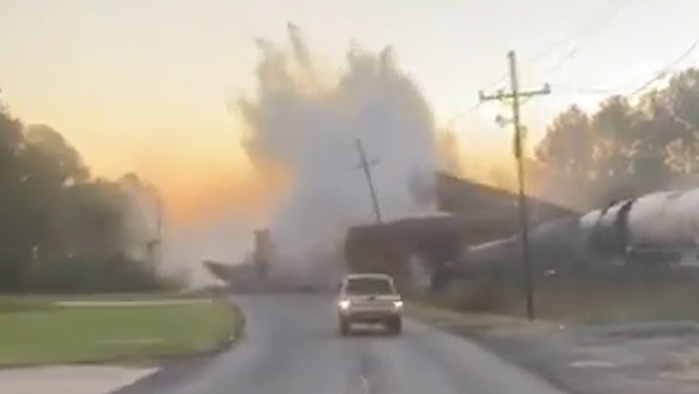 SE Texas train derailment caught on camera