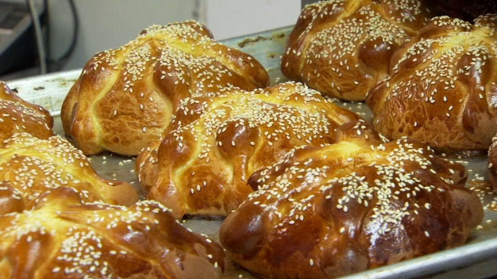 Fresno bakery makes special bread in honor of Día de los Muertos