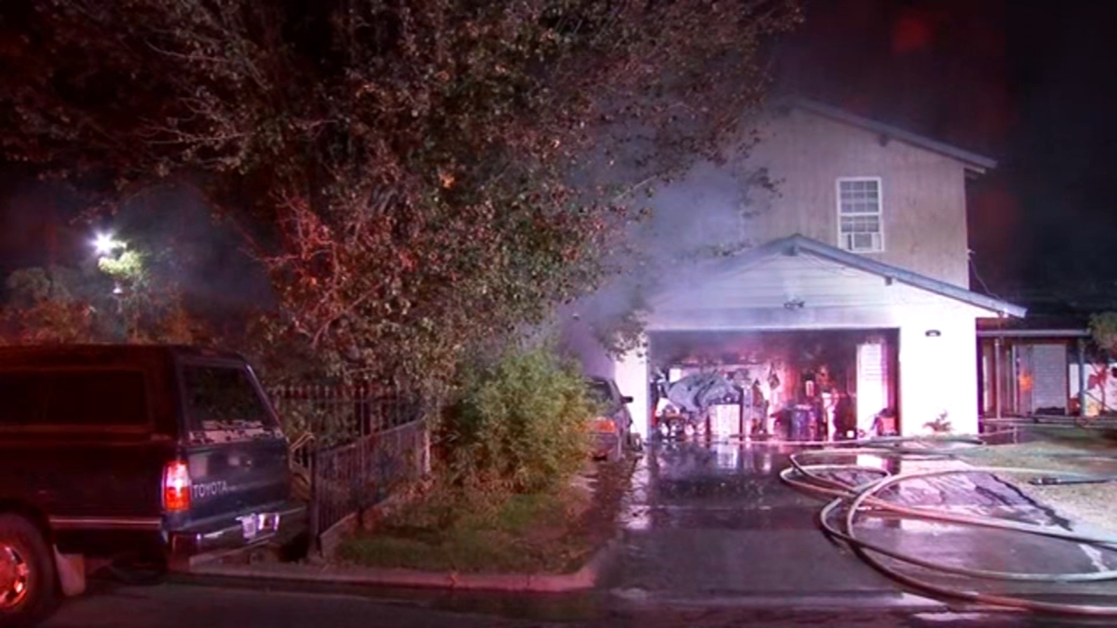 15 displaced after fire sparks between houses in east central Fresno ...