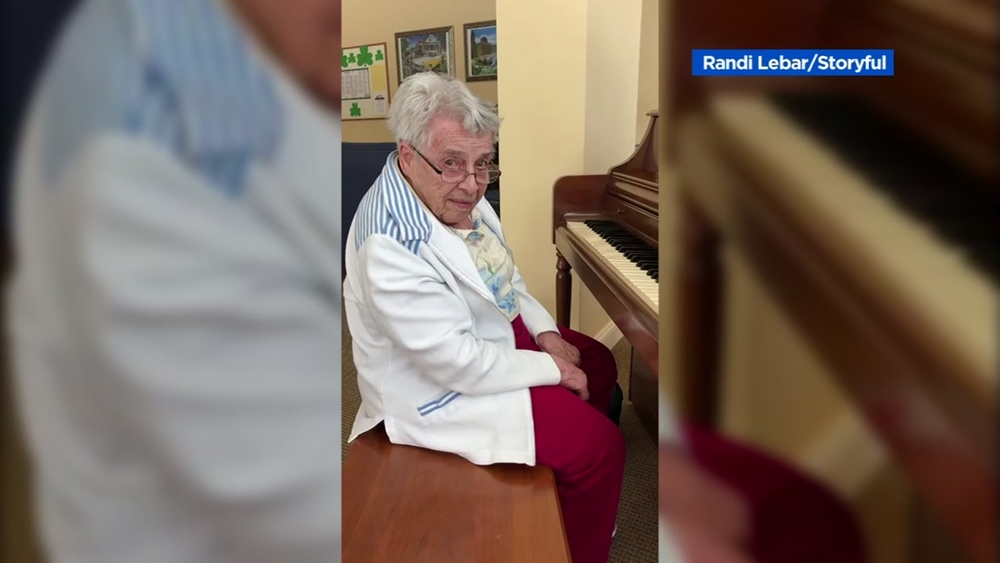 92-year-old woman with dementia performs Moonlight Sonata on piano