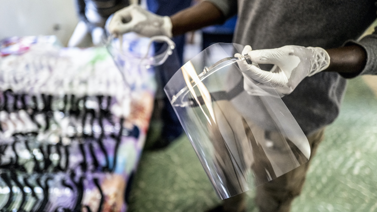 Face shields provide only minimal protection from coronavirus, UCLA study finds ABC7 Los Angeles