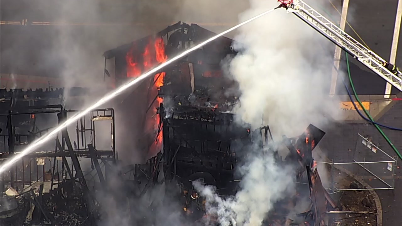 Oakland crews battle 2-alarm fire at abandoned building