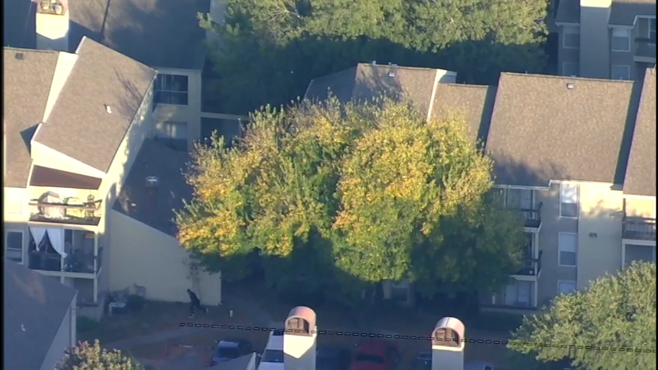 HPD chase suspects inside SW Houston apartment complex
