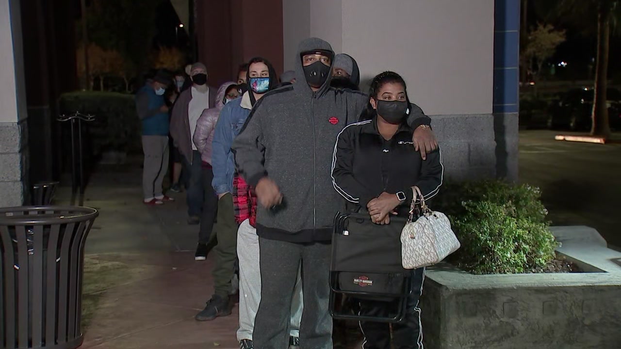 Some Bay Area shoppers brave Black Friday lines amid pandemic