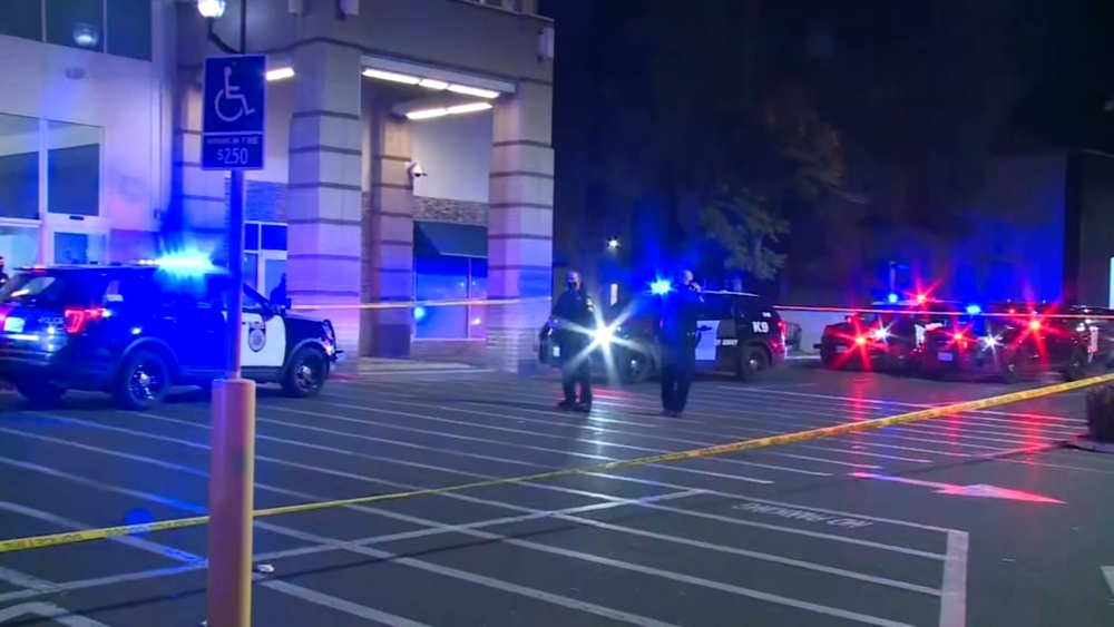 1 killed, 1 badly injured after Black Friday shooting at Sacramento mall