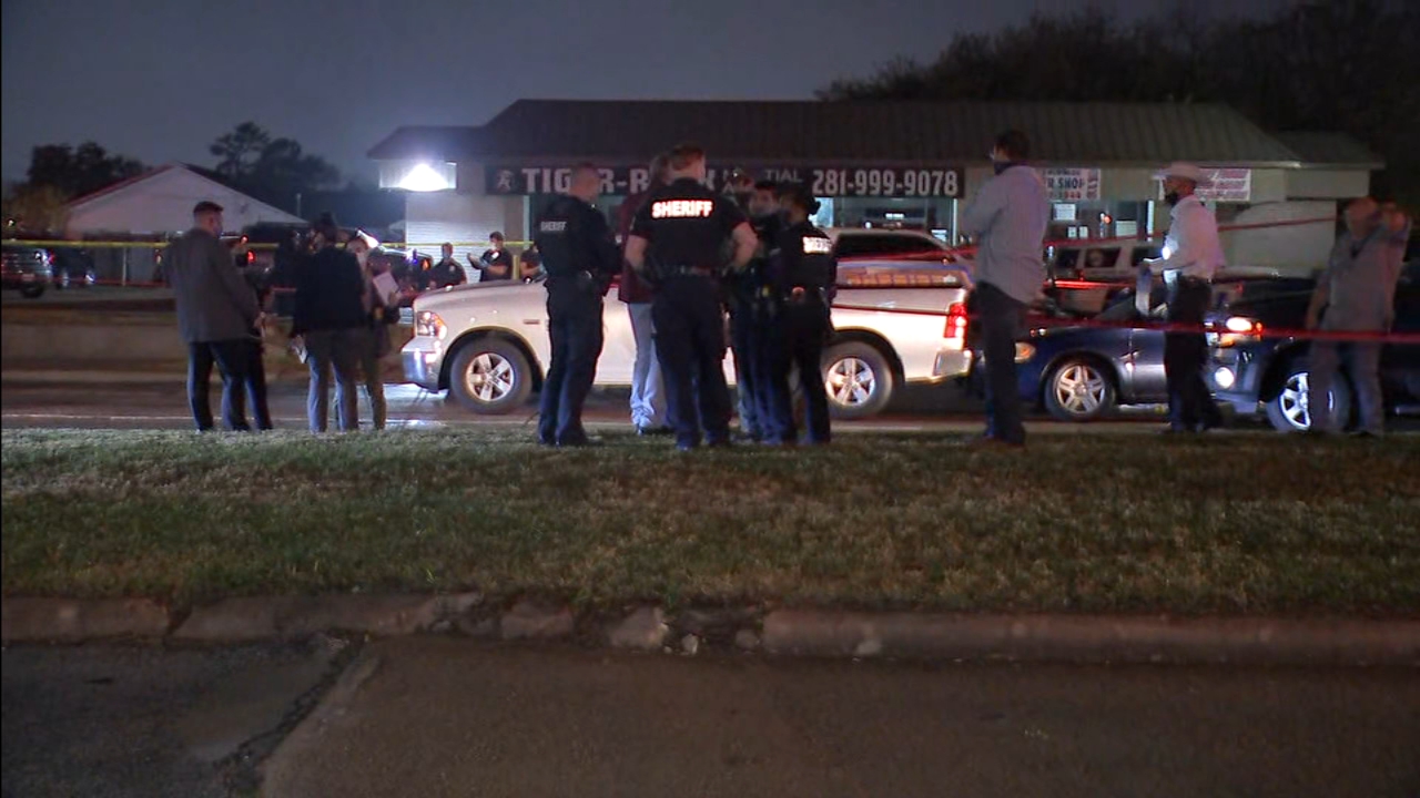 DPS trooper fatally shoots robbery suspect in NW Houston, HPD confirms