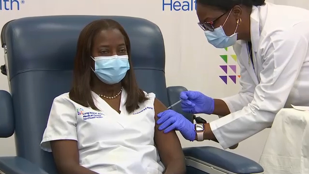 Front-line NY nurse first in US to get COVID-19 vaccine