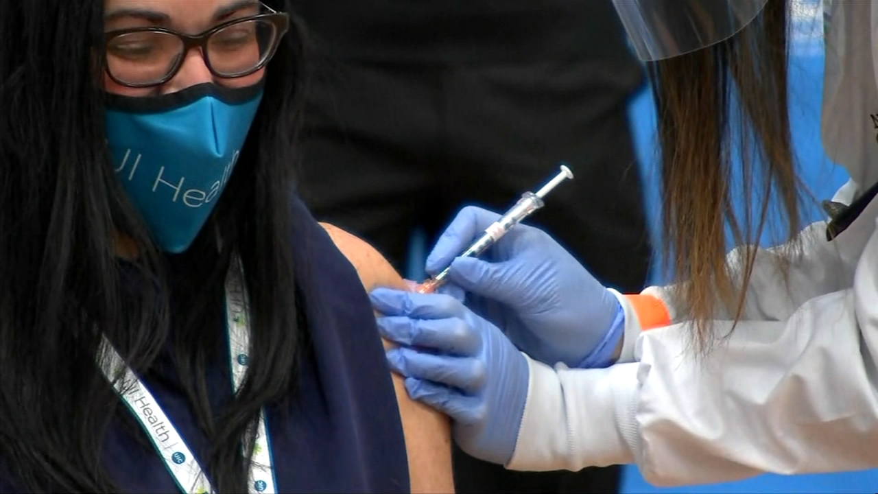 1st COVID-19 vaccines in Chicago administered