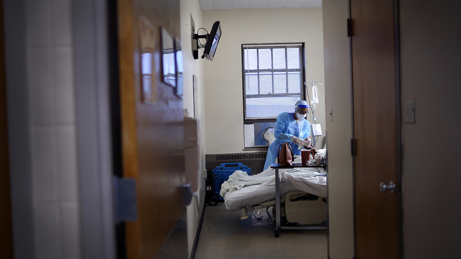 Coronavirus news: US set records for COVID-19 cases, hospitalizations ...
