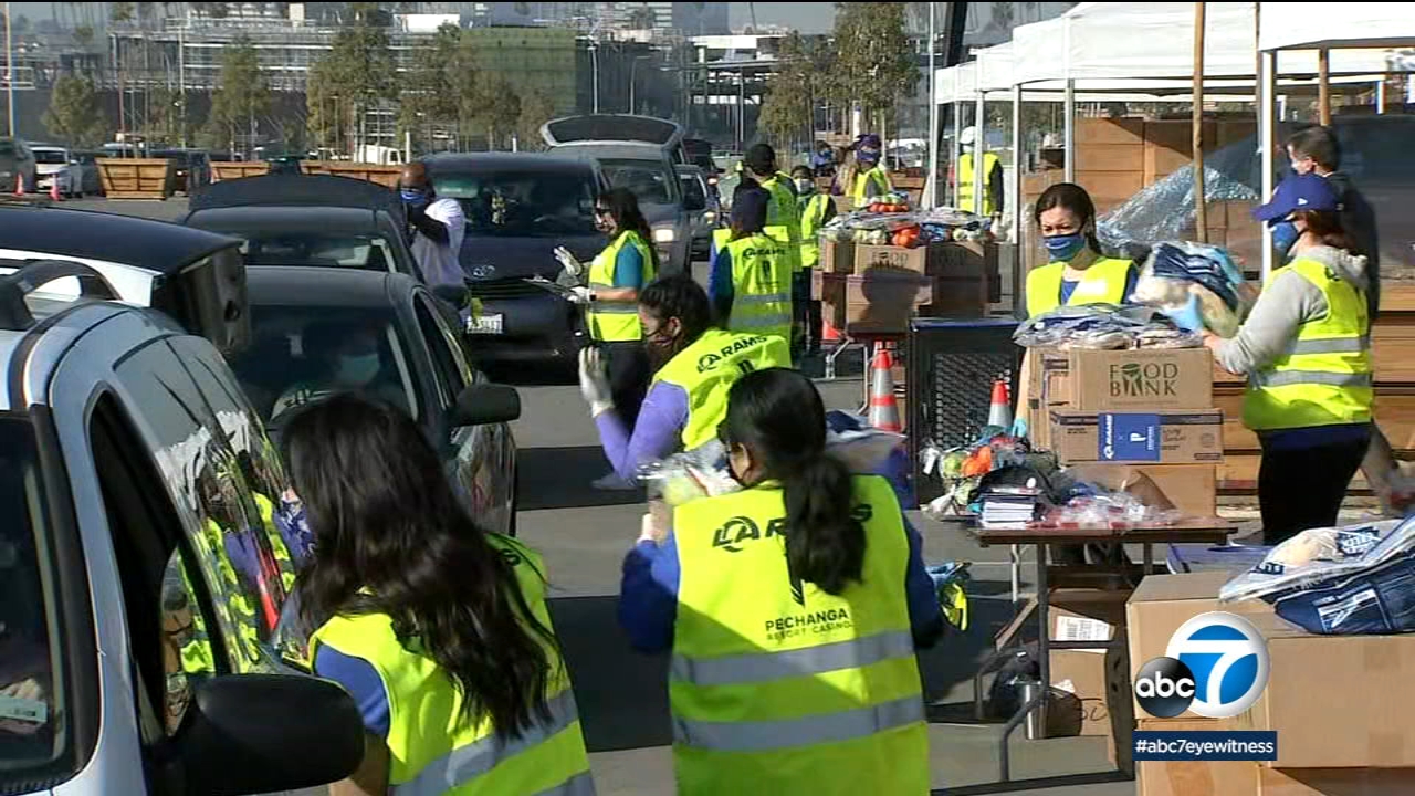 L.A. Rams hold mobile food drive 