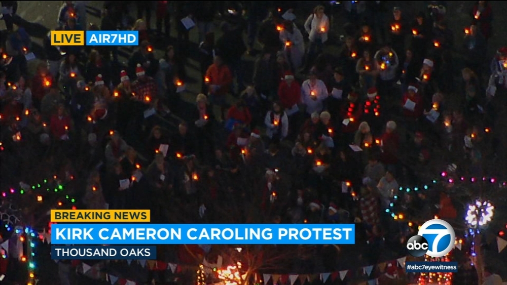 Kirk Cameron hosts 2nd caroling event as COVID-19 cases surge