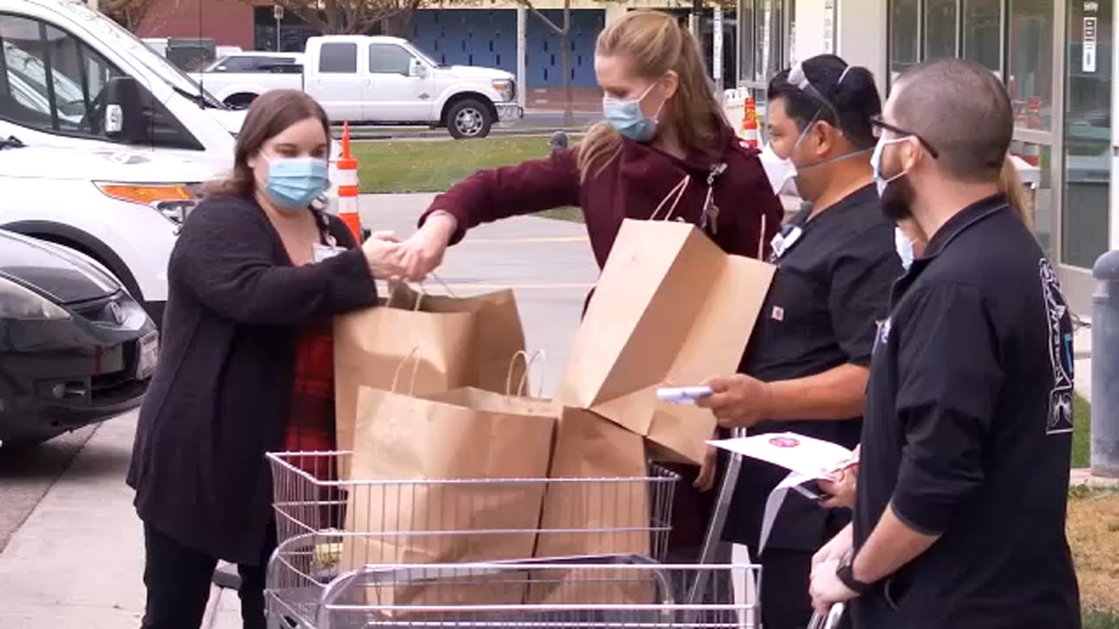 Group delivers 140 meals from local restaurant to healthcare workers at Kaweah Delta - Vimarsana News