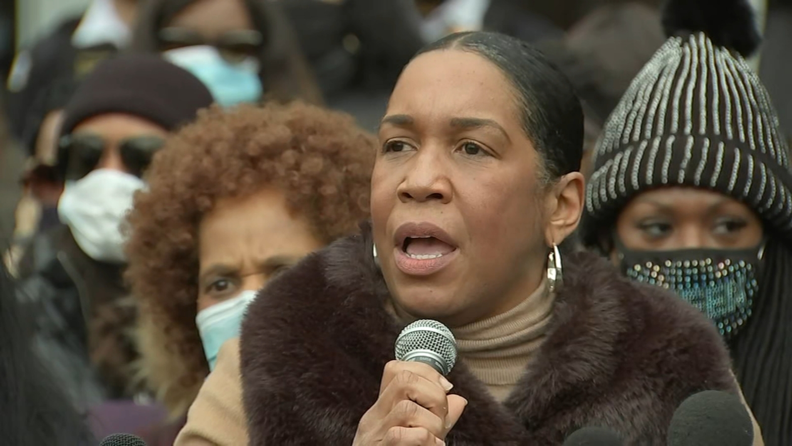 Chicago protest held outside CPD headquarters calling for police reform, support for Anjanette Young - Vimarsana News