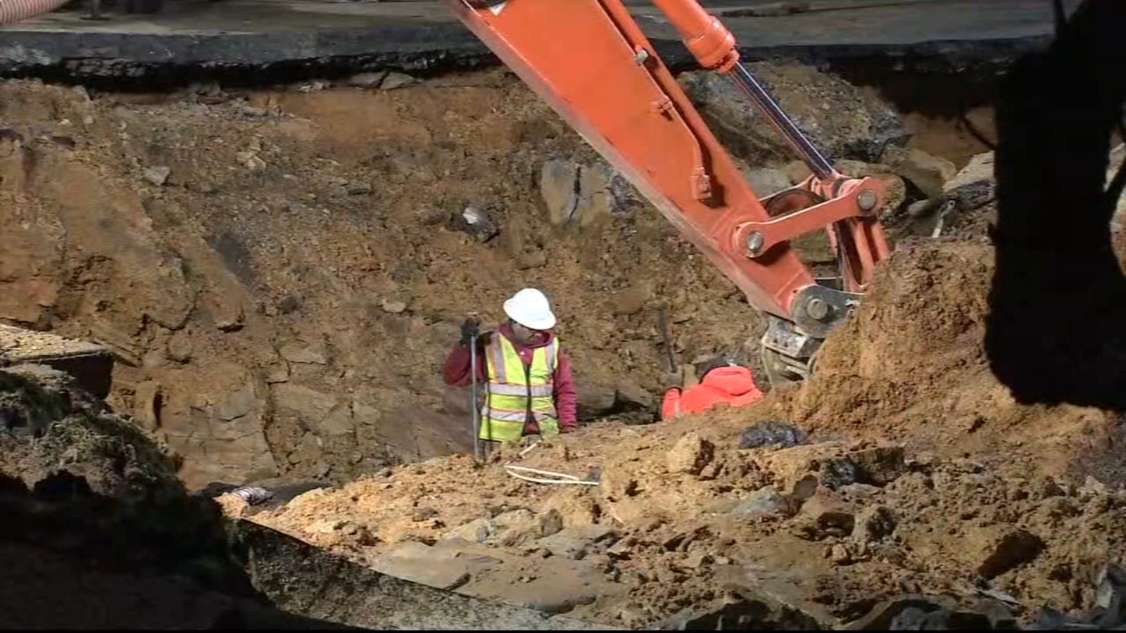 Crews work to fix watermain break that caused some street flooding in Allentown, Pa. - Vimarsana News