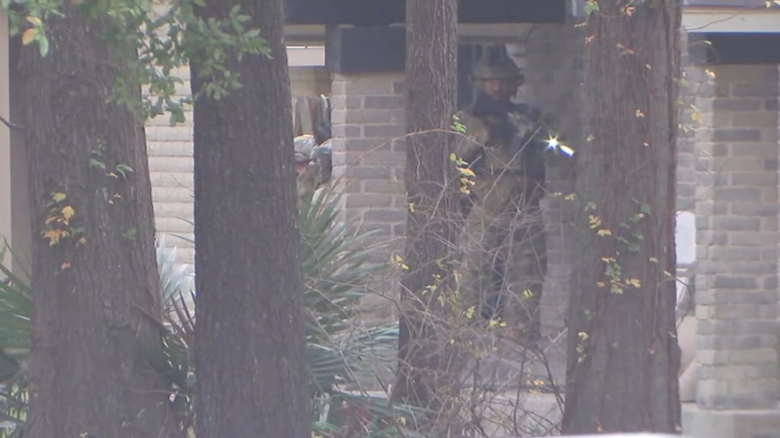 4 dead, including suspect, after SWAT standoff in North Shore area