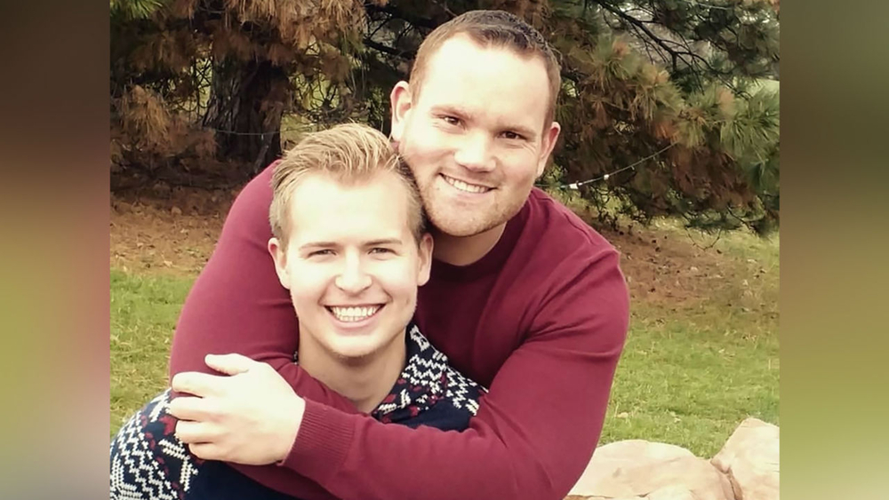 See nurse surprised with proposal after coronavirus vaccine appointment