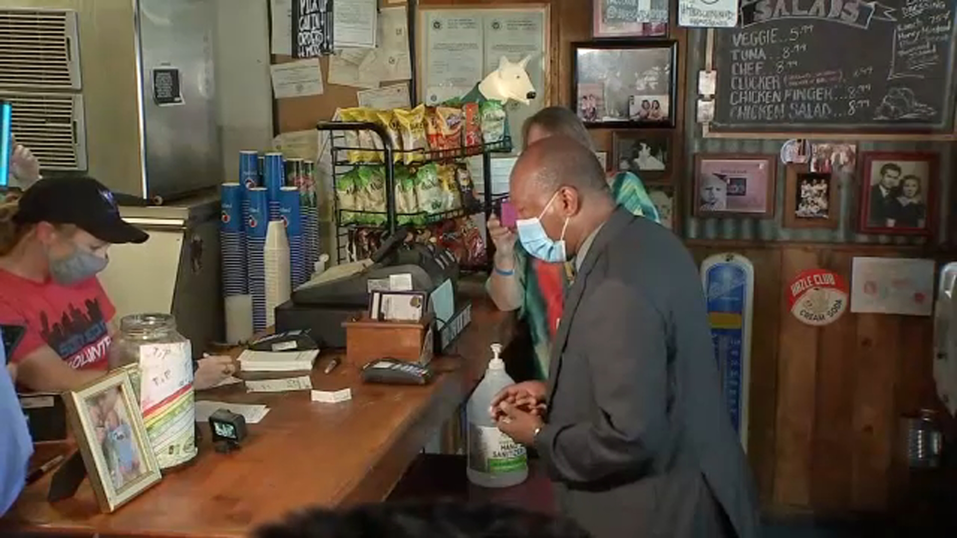 Mayor dines in support of restaurant targeted by anti-mask protest