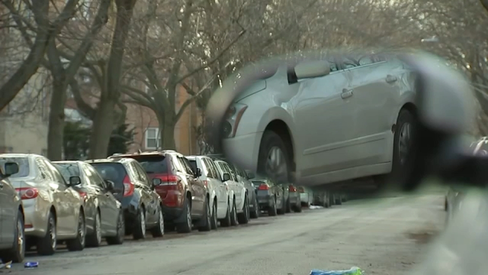 Police warn of increase in vehicular hijackings, robberies across Chicago