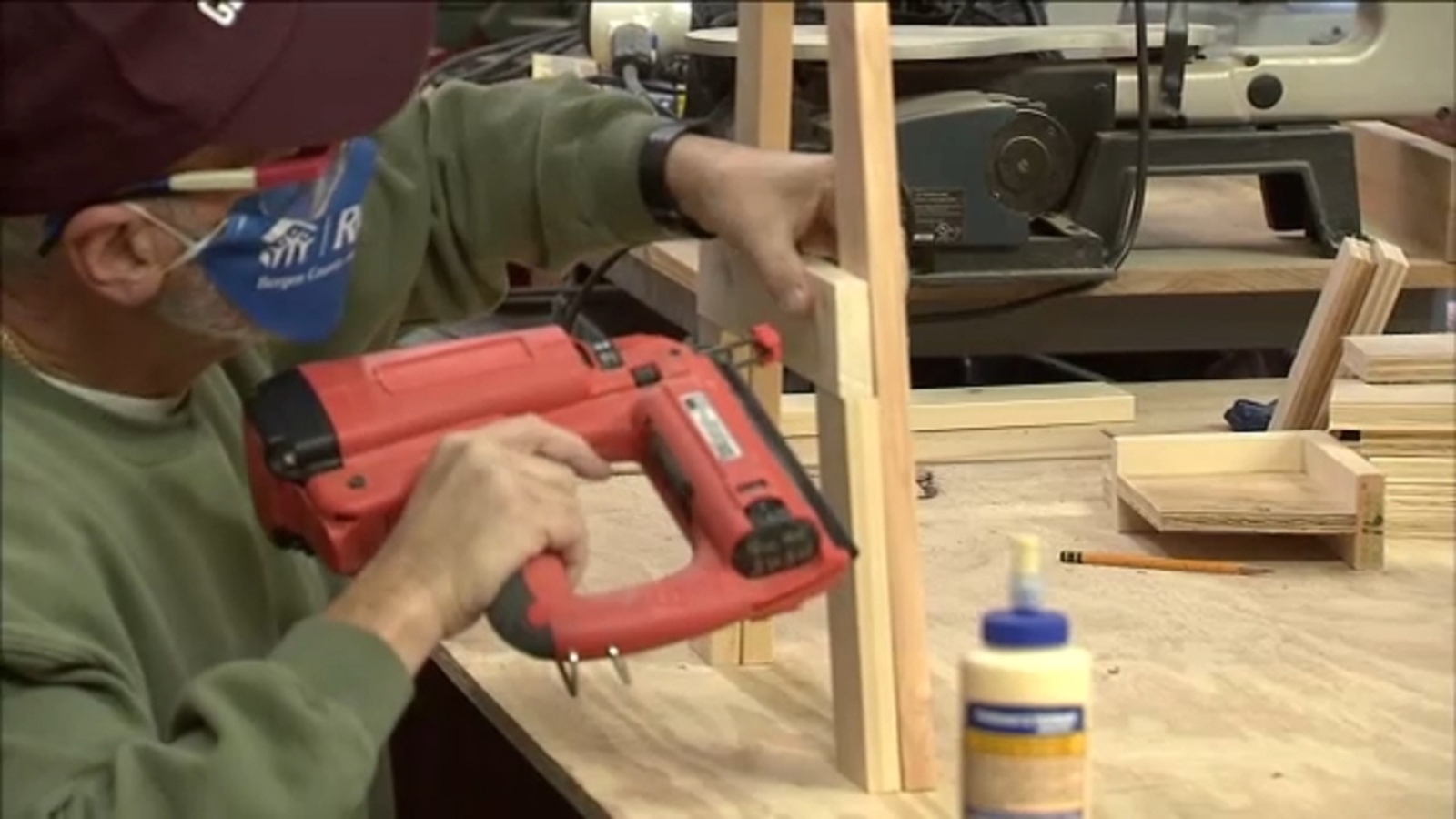 Be Kind: New Jersey volunteers build desks for students who are remote learning - Vimarsana News