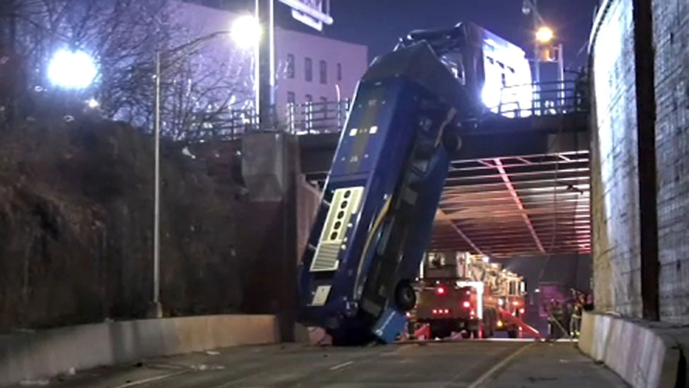 Crews work to remove bus dangling over Cross Bronx Expwy.