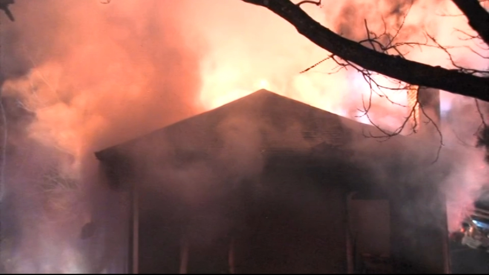Camden County firefighters battle intense flames during Woodlynne house fire - Vimarsana News