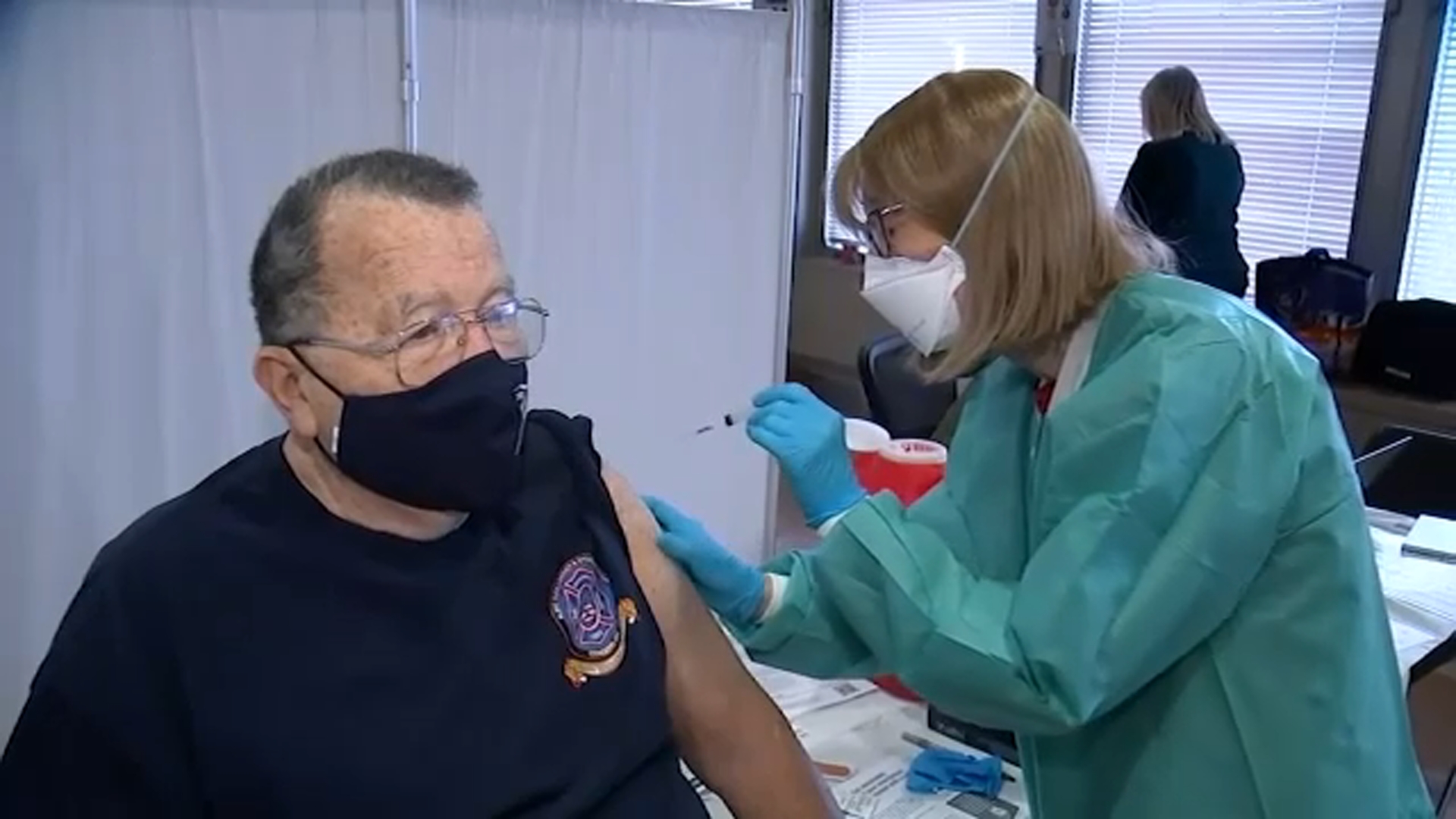NY runs out of vaccines; Cuomo says using 2nd doses up to federal government