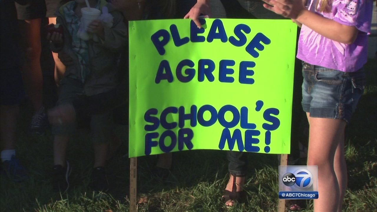 Teachers, board meet in Prospect Heights